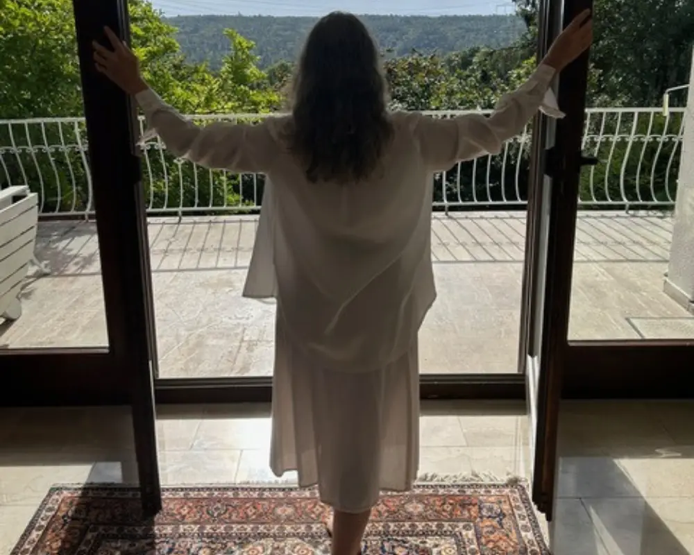 image de femme devant la fenêtre - Coralie channeling art