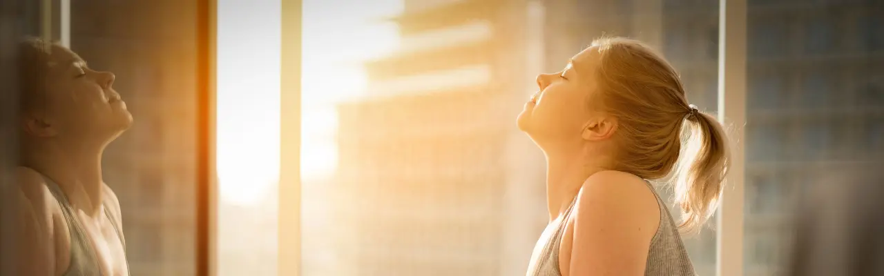 bien être une femme qui se sent bien au couche de soleil