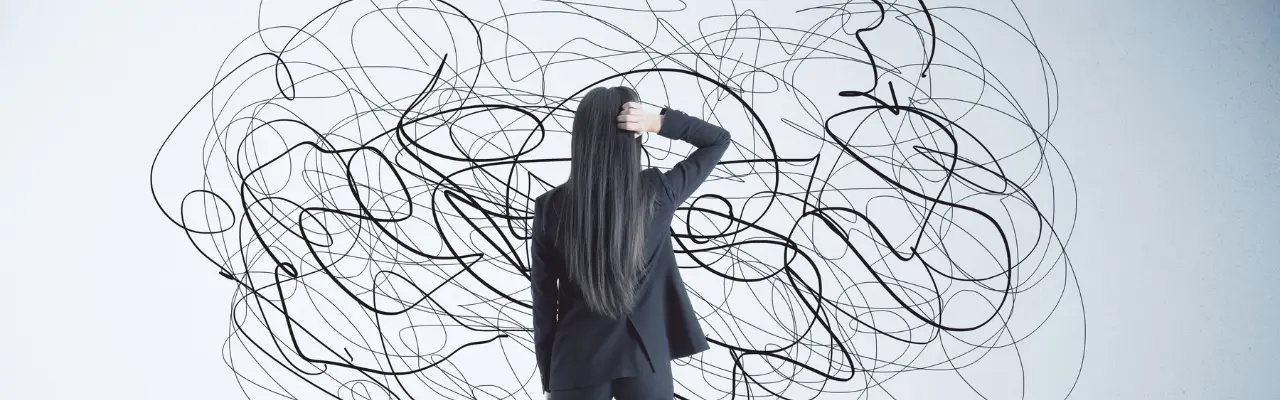 une femme qui réfléchis devant une tableau de doutes