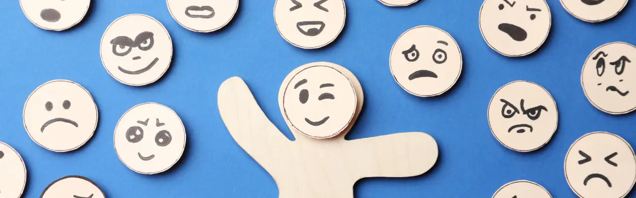 des visages en papier avec des dessin représentent les émotions