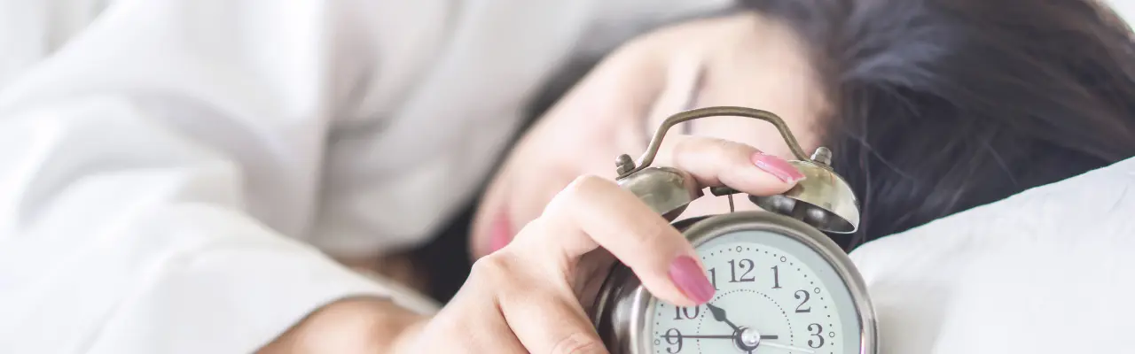 une femme qui a du mal de se réveille, elle semble épuise de le matin