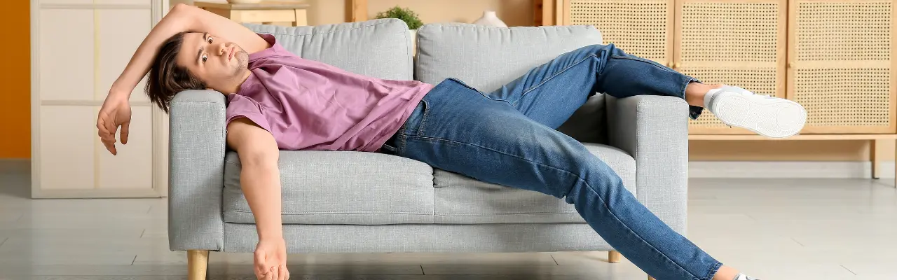 fatigue émotionnelle - un homme sur son canape