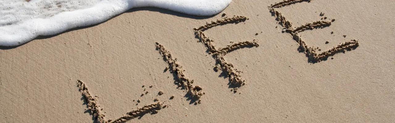 mot LIFE écrit sur le sable