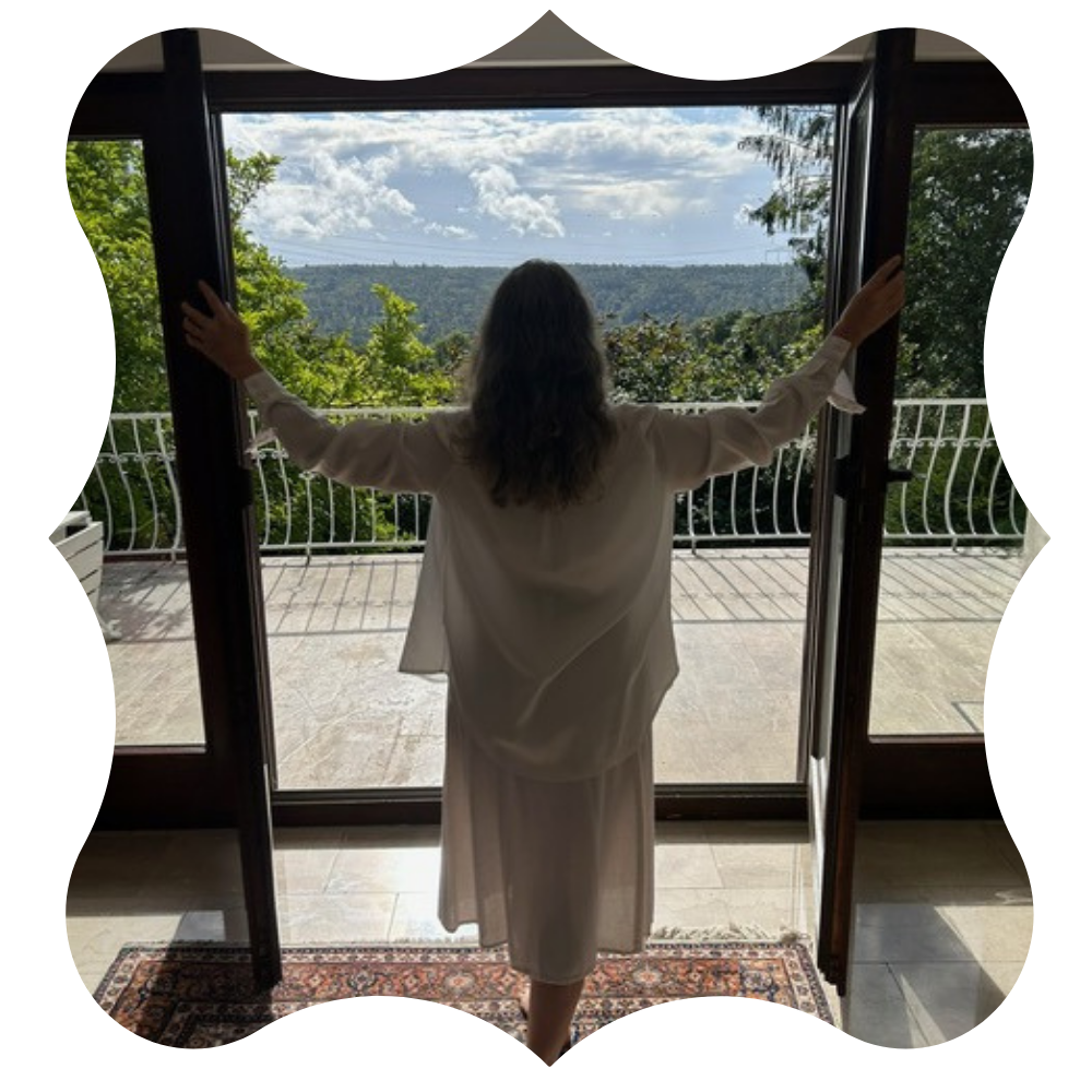 Tableau abstrait intitulé "Fluidité", composé de lignes sinueuses multicolores sur fond clair. Peinture 60x80 cm en acrylique, au style organique et vibrant.