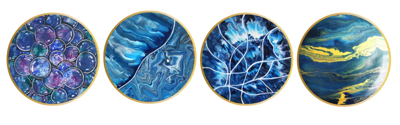 4 œuvres de Coralie channeling art représentent l'univers , il est un livre écrit en langue mathématique, dont les caractères sont des triangles, des cercles et d'autres figures géométriques.