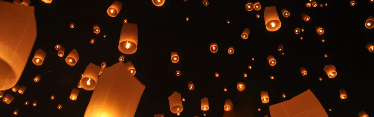 Lanternes s’élevant dans le ciel symbolisant la libération émotionnelle et le lâcher-prise des blocages invisibles