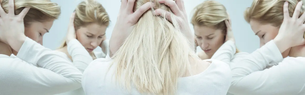 Groupe de femmes subissant le stress ou la surcharge mentale nécessitant un soutien.