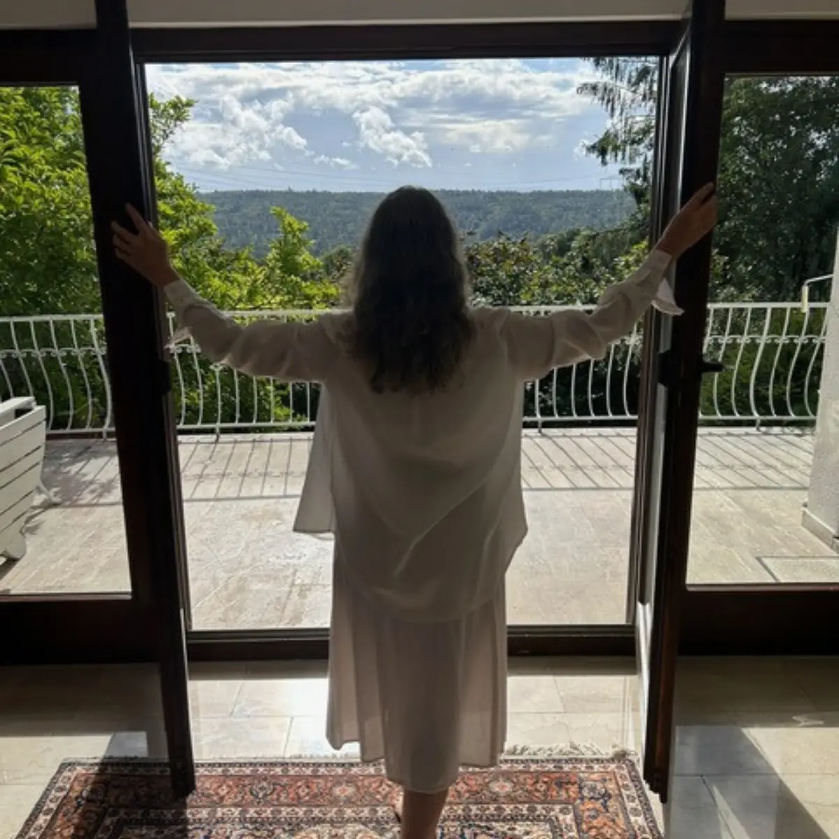 Coralie Channeling Art, artiste en canalisation énergétique face à la nature, symbole d’ouverture et d’alignement intérieur.