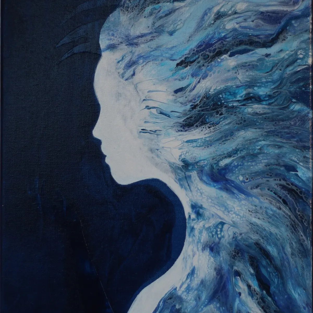 Peinture intuitive femme énergie bleue – Art vibratoire<br />
Profil féminin lumineux aux cheveux fluides bleu et blanc évoquant une énergie intuitive et spirituelle sur fond bleu profond